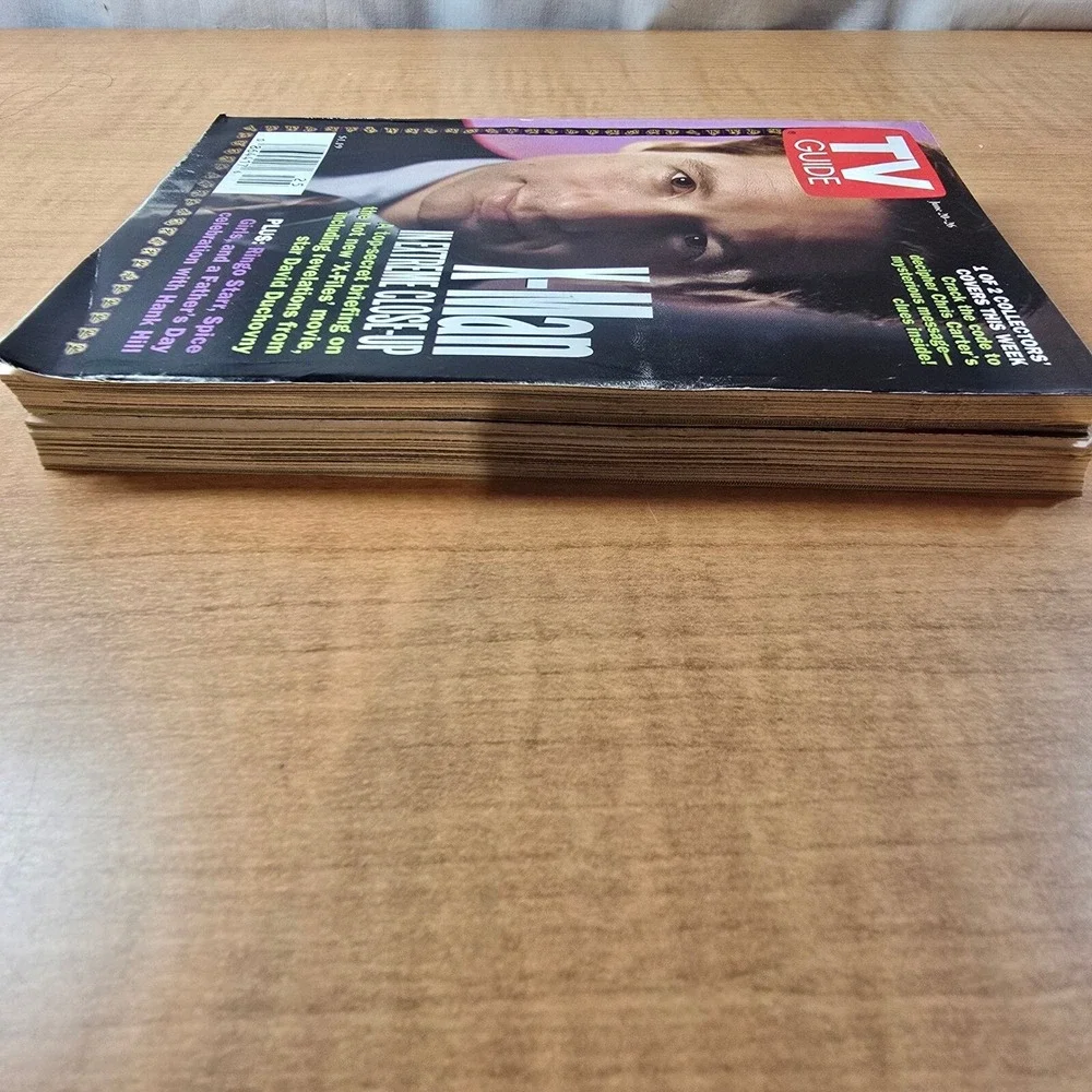 TV Guides 1997/1998 X-Files Collector's Foldout Cover 1 of 2 Collectors' Covers